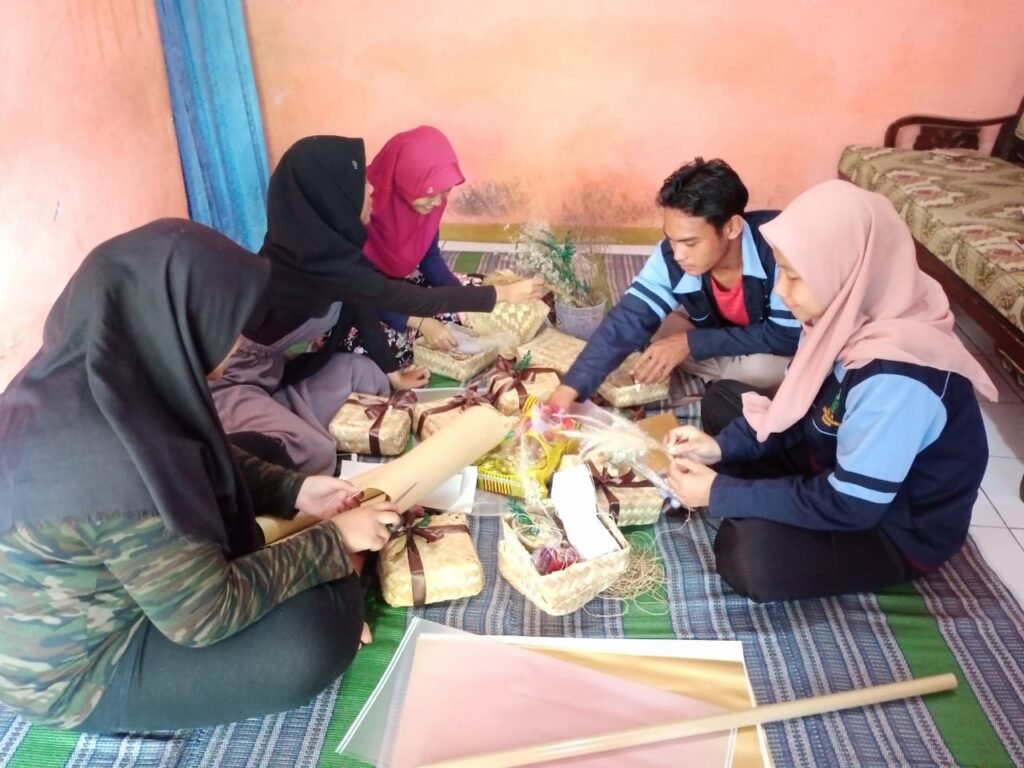 Tingkatkan Kreativitas Remaja, Mahasiswa KKN UIN Walisongo Ajarkan Pembuatan Hampers Kekinian