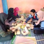 Tingkatkan Kreativitas Remaja, Mahasiswa KKN UIN Walisongo Ajarkan Pembuatan Hampers Kekinian
