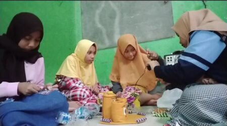 Mahasiswa KKN UIN Walisongo Mengajak Anak Mengolah Botol Bekas Jadi Barang yang Bermanfaat