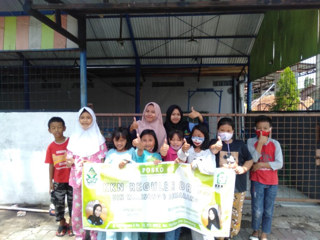 Di Tengah Pandemi, Mahasiswi KKN Beri Bimbingan Belajar