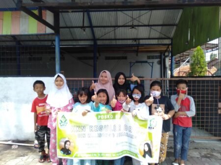 Di Tengah Pandemi, Mahasiswi KKN Beri Bimbingan Belajar