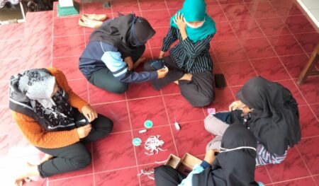 Mahasiswa KKN UIN Walisongo Latih Karangtaruna Membuat Masker