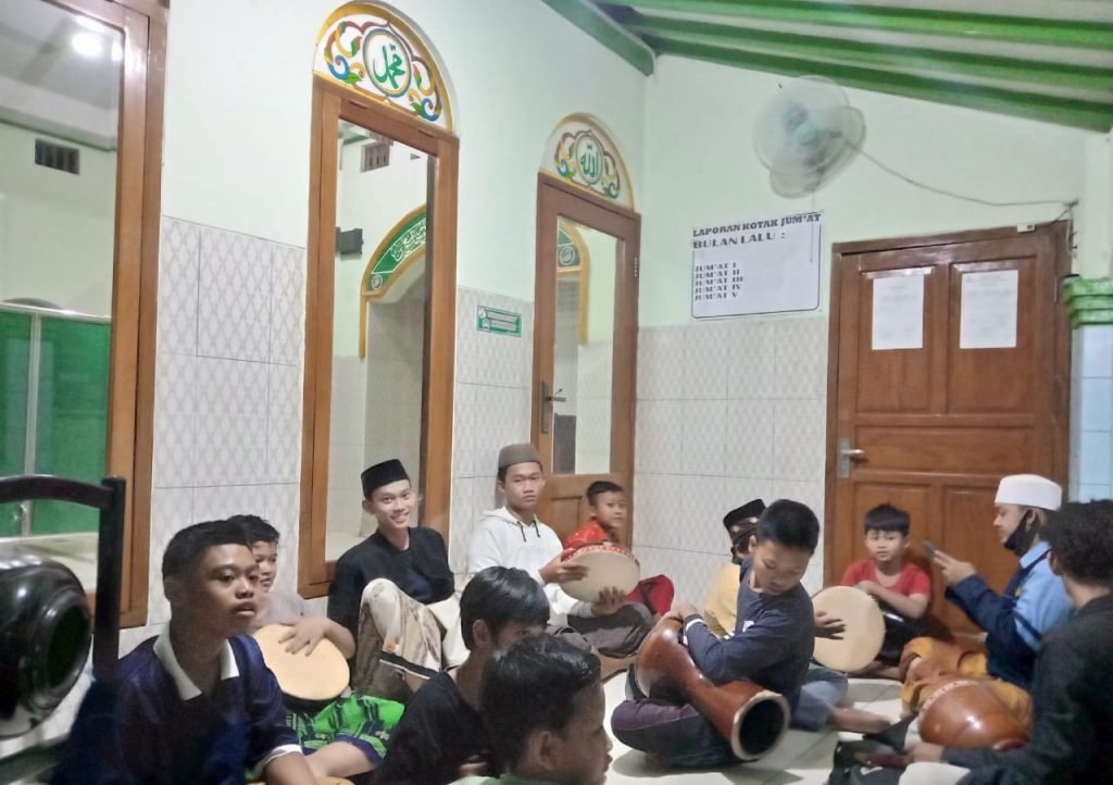 Mahasiswa KKN UIN Walisongo Ajak Masyarakat Lestarikan Seni Islami