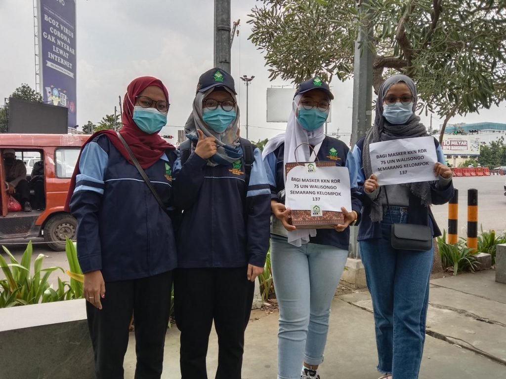 Mahasiswa KKN UIN walisongo Bagikan Masker di Kota Bekasi
