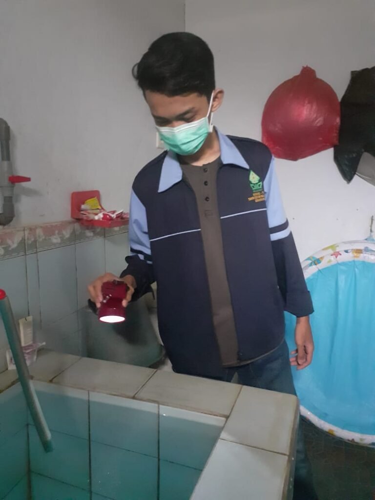 Basmi Nyamuk, Mahasiswa KKN UIN Walisongo Ikuti Pemantauan Jentik Nyamuk