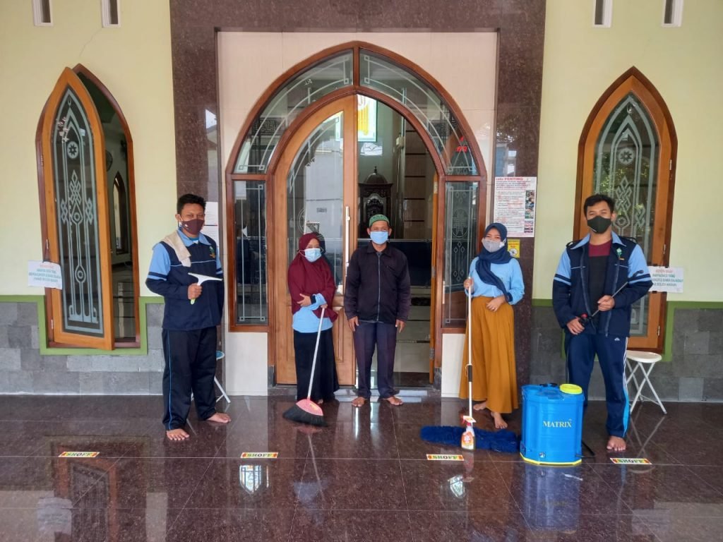 Sterilisasi Ratusan Masjid di Jawa Tengah oleh Mahasiswa UIN Walisongo