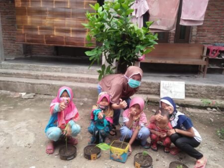 Ani Mengajak Anak-Anak Desa Mejobo Menanam Sayur dan TOGA