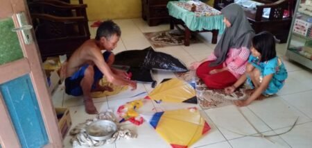 Kembangkan Kreativitas, Mahasiswa UIN Walisongo Ajari Anak Buat Layangan Bapangan