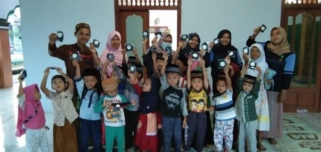 Peduli Covid19, Mahasiswa KKN UIN Walisongo Bagikan Masker