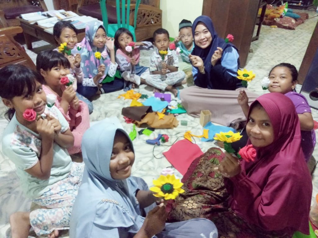 Mahasiswa KKN UIN Walisogo Adakan Pelatihan Kerajinan dari Kain Flanel