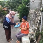 Mahasiswa KKN UIN Walisongo Bagikan Sembako pada Warga Terdampak Covid-19