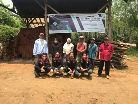 Pendampingan Pembuatan Batu Bata Merah untuk Rumah Industri