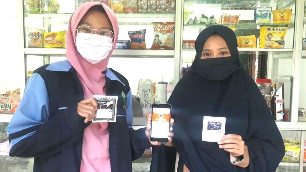 Manfaatkan Aplikasi Mobile, Mahasiswa UIN Walisongo Bantu Pemasaran UMKM Mahasiswa KKN UIN Walisongo saat mengunjungi UMKM