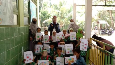 Mahasiswa KKN UIN Walisongo Edukasi Siswa Melalui Lomba Mewarnai Mahasiswa KKN UIN Walisongo saat melakukan edukasi melalui lomba mewarnai