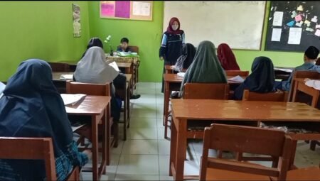 Mahasiswa KKN UIN Walisongo Lakukan Sosialisasi Pencegahan Covid-19 Mahasiswa KKN UIN Walisongo saat melakukan sosialisasi pencegahan covid-19 di sekolah
