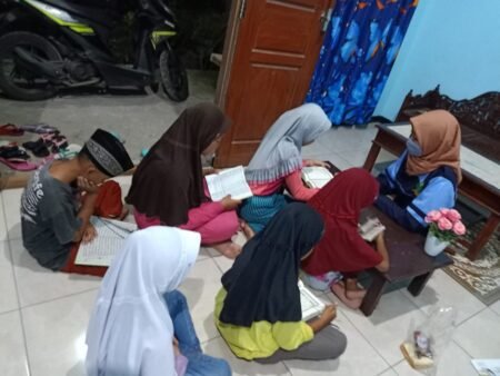 Mahasiswa KKN UIN Walisongo Lakukan Pendampingan Belajar Ngaji