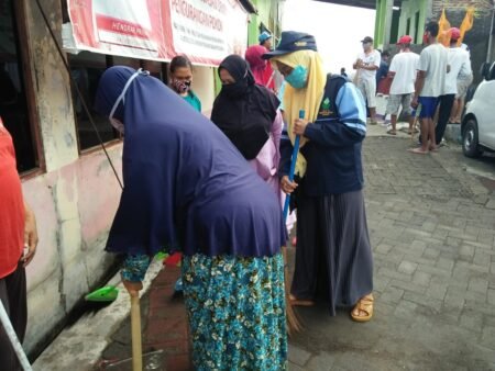 Ciptakan Kampung Bersih, Mahasiswa KKN Walisongo Budayakan Gotong Royong