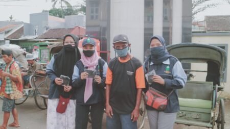 Sosialisasikan Protokol Kesehatan, KKN UIN Walisongo Lakukan Pembagian Masker