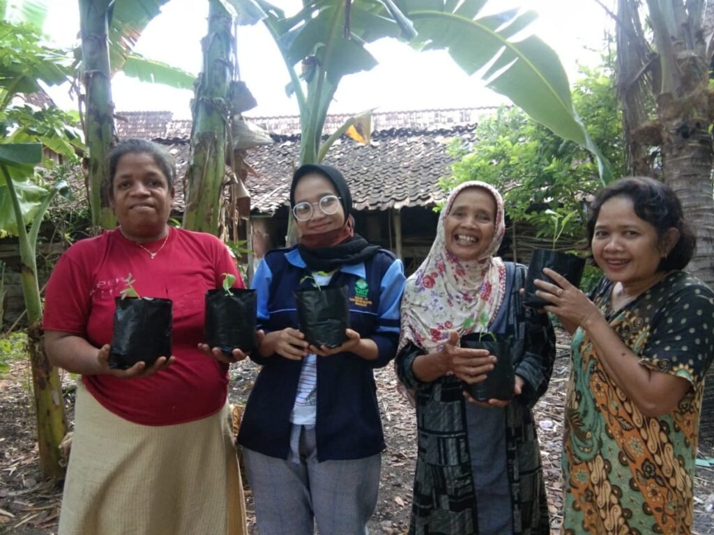 Ketahanan Pangan, Mahasiswa UIN Walisongo Ajak Warga Budidaya Sayuran