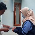 Cegah Cluster Industri, Mahasiswa KKN UIN Walisongo Bagikan Paket Kesehatan