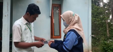 Cegah Cluster Industri, Mahasiswa KKN UIN Walisongo Bagikan Paket Kesehatan