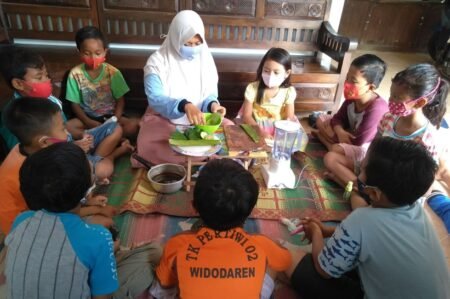 Mahasiwa KKN UIN Walisongo Edukasi Anak Cara Membuat Hand Sanitizer