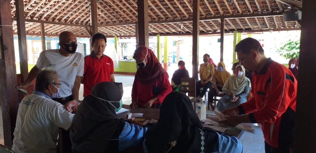 Mahasiswa UIN Walisongo Bantu Salurkan Dana BLT