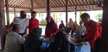 Mahasiswa UIN Walisongo Bantu Salurkan Dana BLT