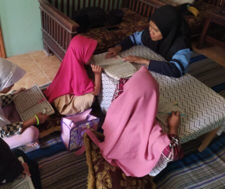 Mahasiswa KKN UIN Walisongo Ajarkan Anak Mengaji