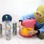 Kreatif, Mahasiswa KKN UIN Walisongo Sulap Sampah Plastik Menjadi Kursi Cantik