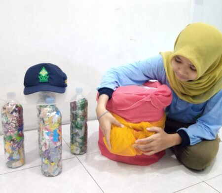 Kreatif, Mahasiswa KKN UIN Walisongo Sulap Sampah Plastik Menjadi Kursi Cantik