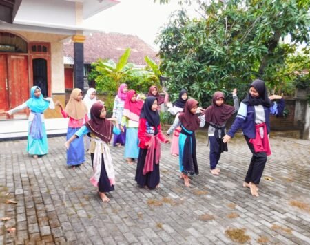 Lestarikan Budaya, Mahasiwa UIN Walisongo Adakan Latihan Tari