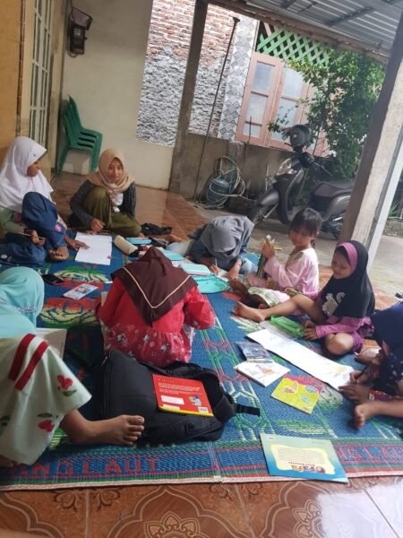 Mahasiswa KKN Walisongo Buat Taman Baca