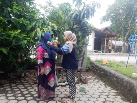 Lawan Corona, Mahasiswa KKN UIN Lakukan Gerakan One Day One Masker