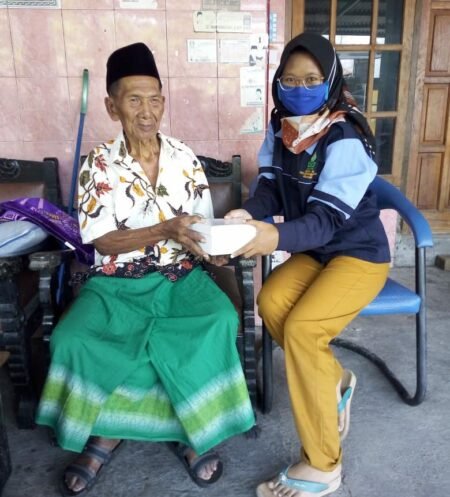 Ajakan Mahasiswa KKN UIN Walisongo untuk Berbagi Nasi di Hari Jumat