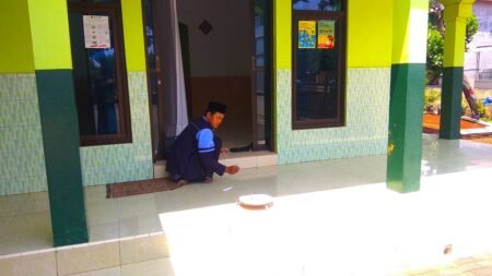Mahasiswa KKN UIN Walisongo Lakukan Pengukuran Arah Kiblat
