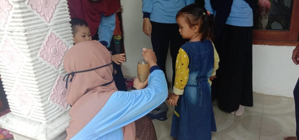 Gandeng Posyandu, Mahasiswa KKN UIN Walisongo Bagikan Makanan Bergizi
