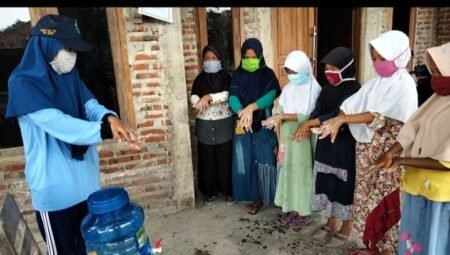 Cegah Covid-19, Mahasiswa KKN UIN Walisongo Adakan Pelatihan Cuci Tangan