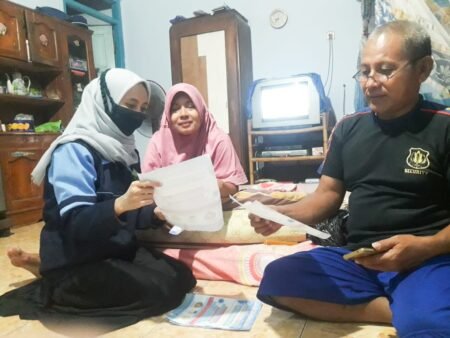 Cegah Covid, Mahasiswa KKN UIN Walisongo Lakukan Sosialisasi Door To Door