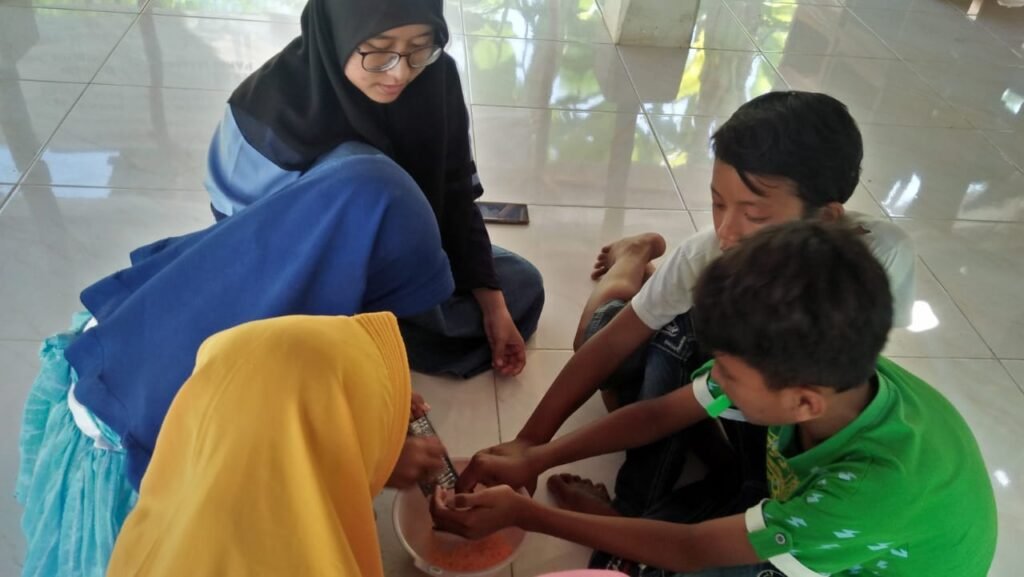 Mahasiswa KKN UIN Walisongo Ajak Warga Membuat Sabun Cuci Tangan