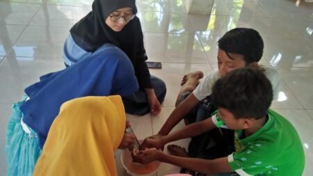 Mahasiswa KKN UIN Walisongo Ajak Warga Membuat Sabun Cuci Tangan