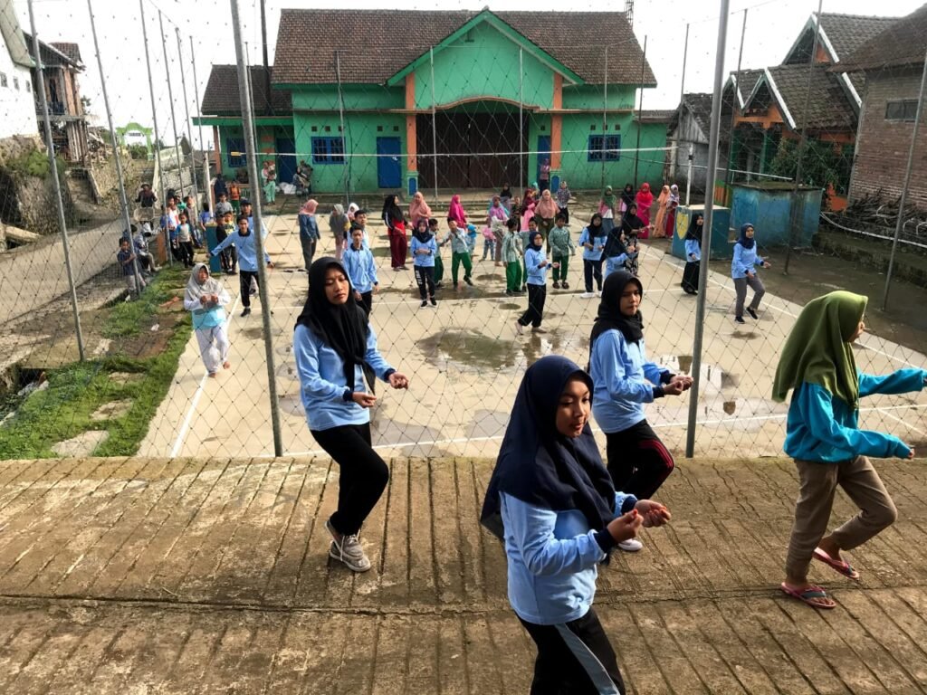 Hidup Sehat, Mahasiswa KKN UIN Walisongo Ajak Warga Senam Pagi