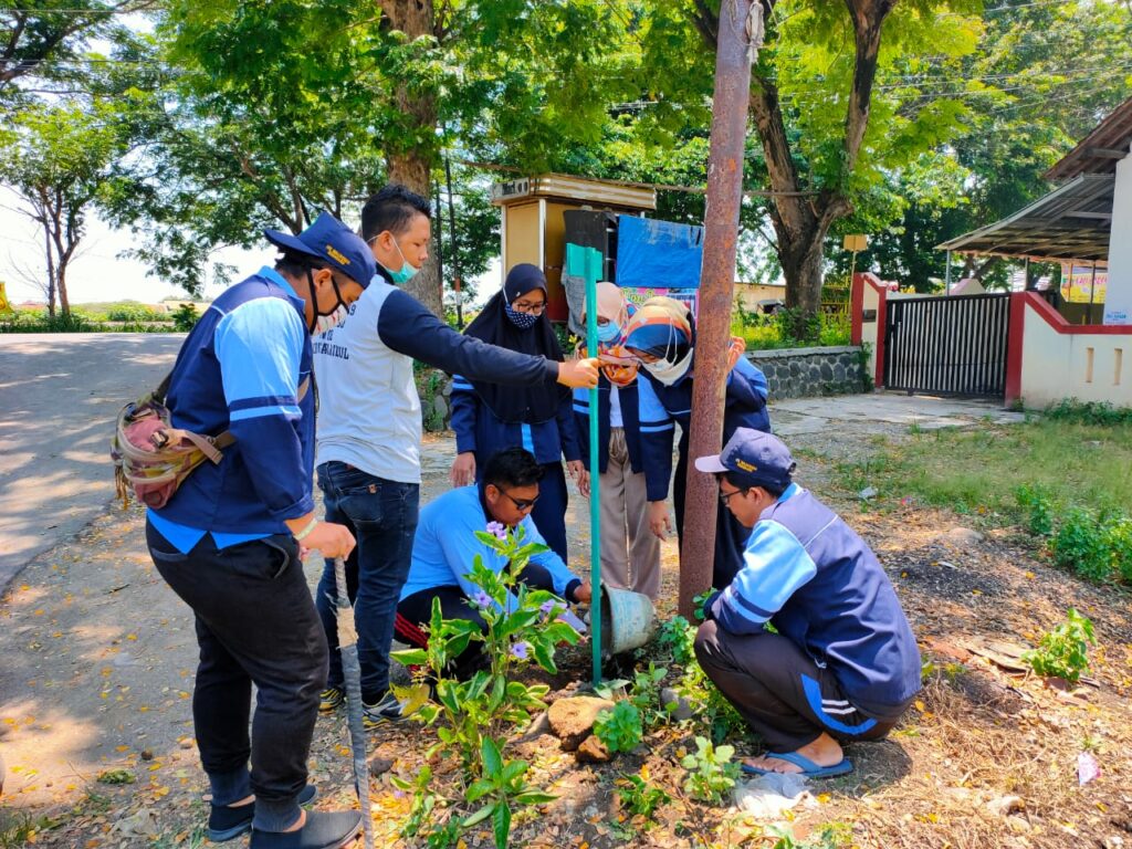 Mahasiswa KKN Sumbang Papan Jalan untuk Desa