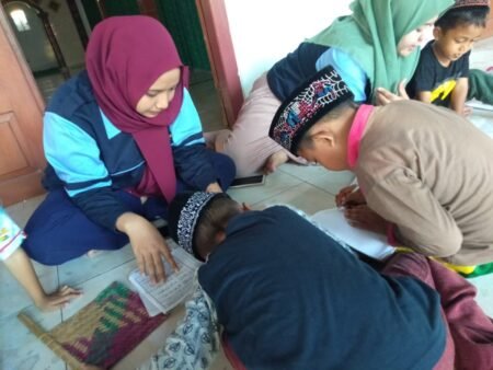 Mahasiswa KKN UIN Walisongo Mengadakan Belajar Menulis Al-Quran