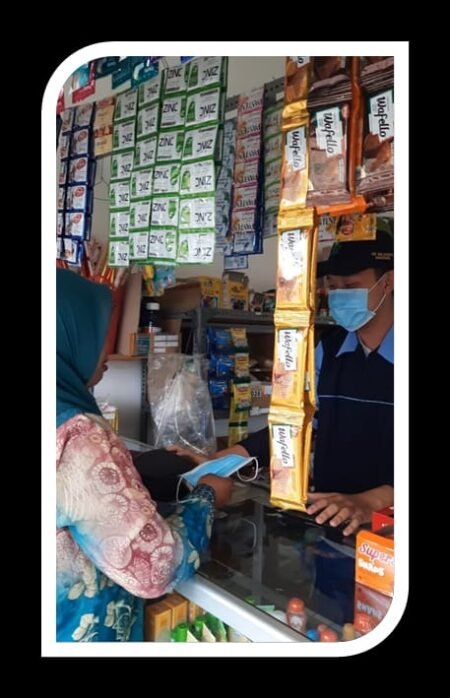 Cegah Covid-19, Mahasiswa KKN UIN Walisongo Bagikan Masker Gratis