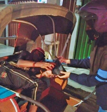 Gandeng Komunitas Pemalang, Mahasiswa KKN UIN Walisongo Gelar Aksi Berbagi Nasi Bungkus
