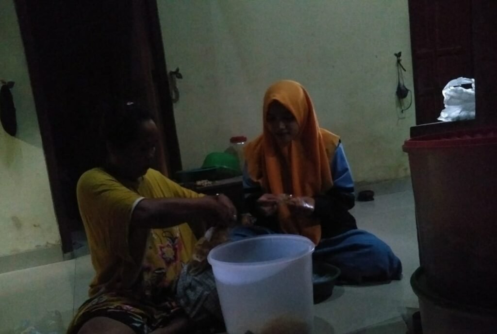 Mahasiswi UIN Walisongo Kunjungi Home Industri Peyek