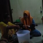 Mahasiswi UIN Walisongo Kunjungi Home Industri Peyek