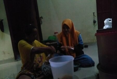 Mahasiswi UIN Walisongo Kunjungi Home Industri Peyek