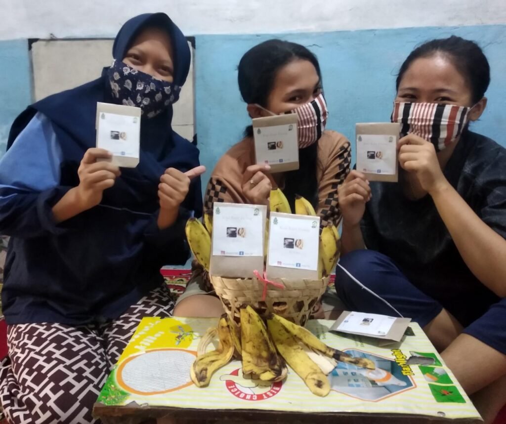 Mahasiswa KKN UIN Walisongo Adakan Pelatihan Pembuatan Kopi Kulit Pisang
